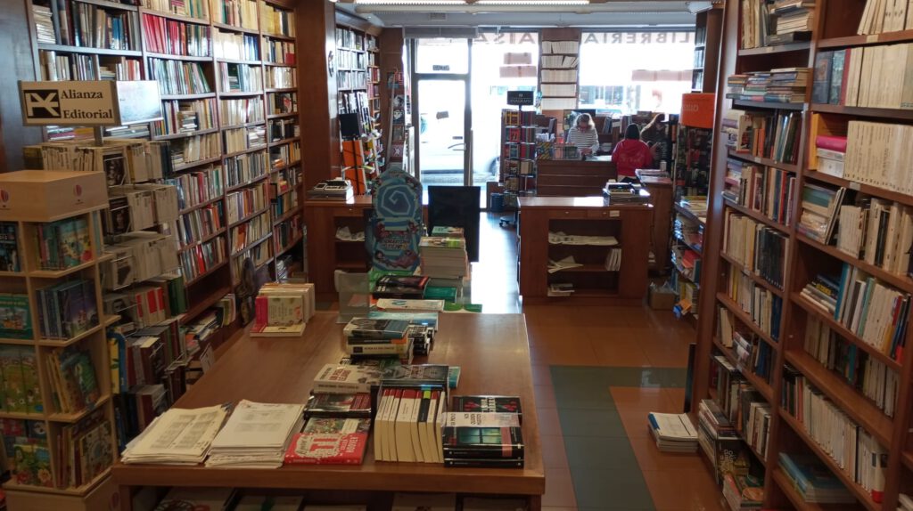 Foto de una librería con la ventana y la entrada de fondo